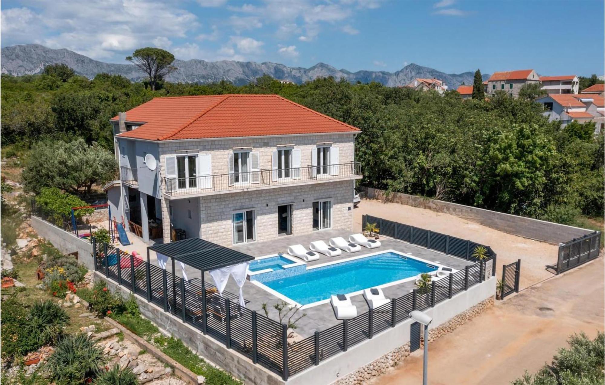Hébergement de vacances In With Wifi Sućuraj